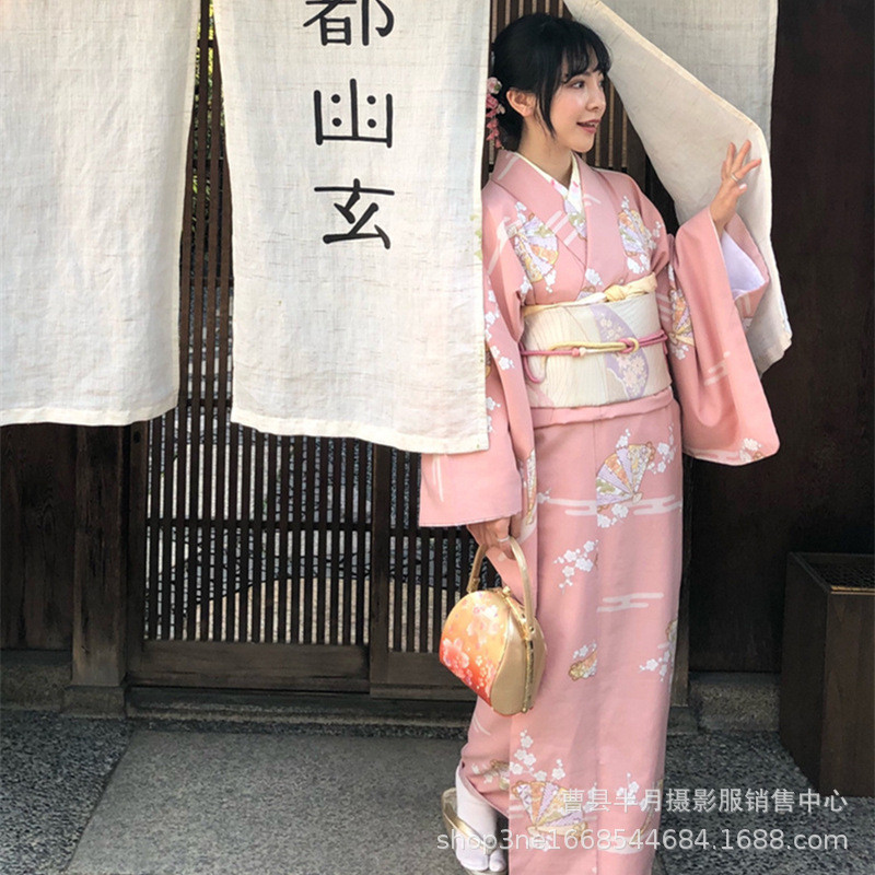 สาวกิโมโนสไตล์ญี่ปุ่นชุดสีชมพูวรรณกรรมย้อนยุคญี่ปุ่นอย่างเป็นทางการชุดกิโมโน4ชิ้นชุด