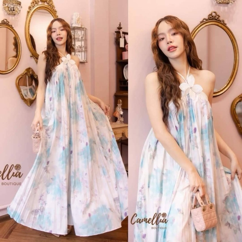 Kung_Maa (พร้อมส่ง) Camellia1 เดรสอัดพลีชลายดอกไม้ตามแบบฉบับ ทรงคล้องคอ ช่วงอกเเต่งเข็มกลัดดอกไม้  K