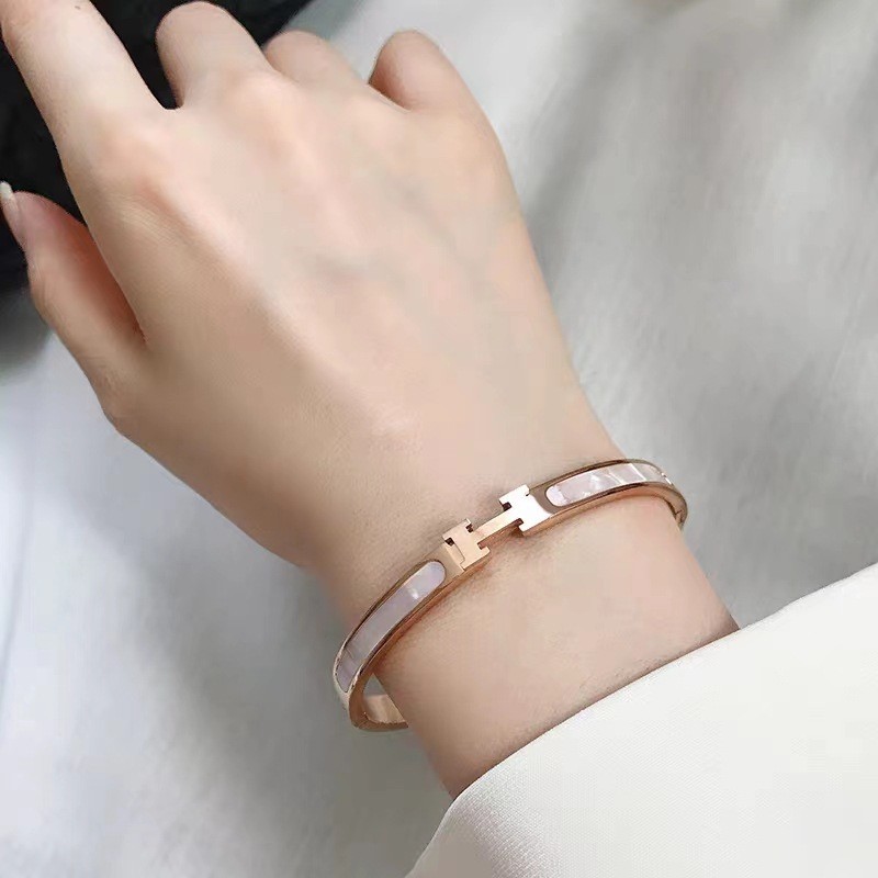 สร้อยข้อมือไทเทเนียมเหล็กสำหรับผู้หญิง ออกแบบเป็นลายตัวอักษร สไตล์เกาหลียอดนิยม ทนทานและหรูหรา