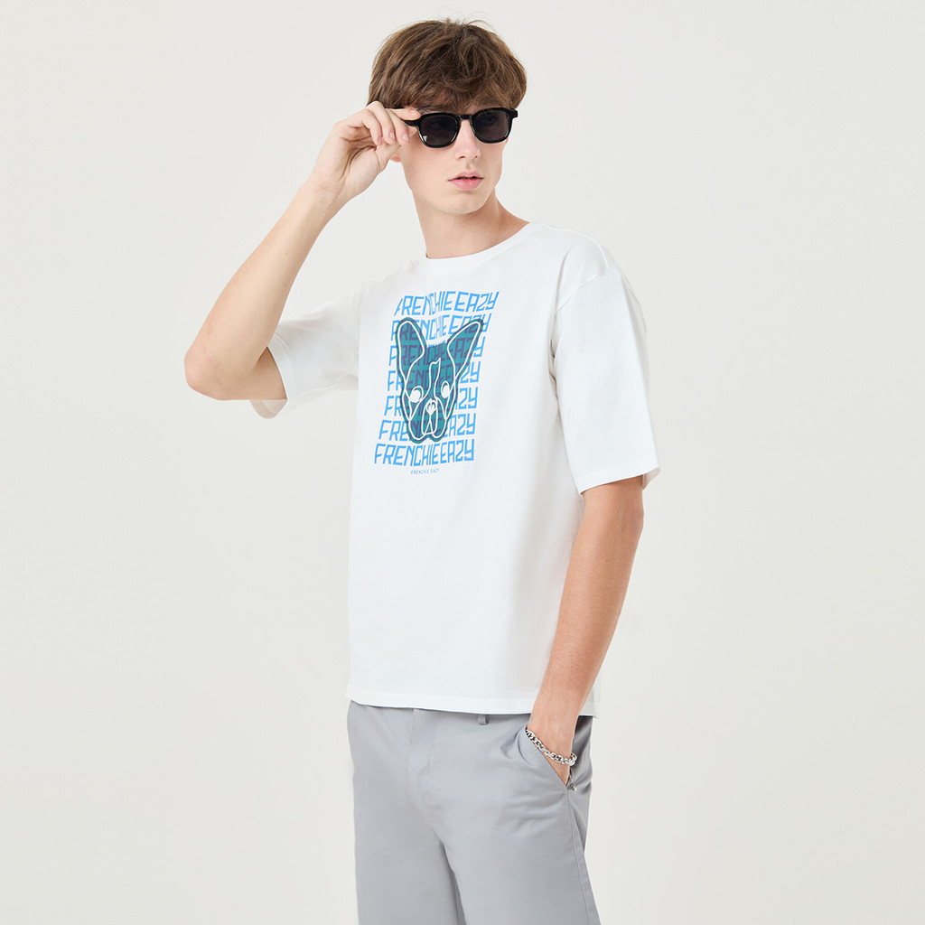 ESP เสื้อทีเชิ้ตลายเฟรนช์ชี่ อีซี่ ผู้ชาย สีขาว | Frenchie Eazy Tee Shirt | 04092
