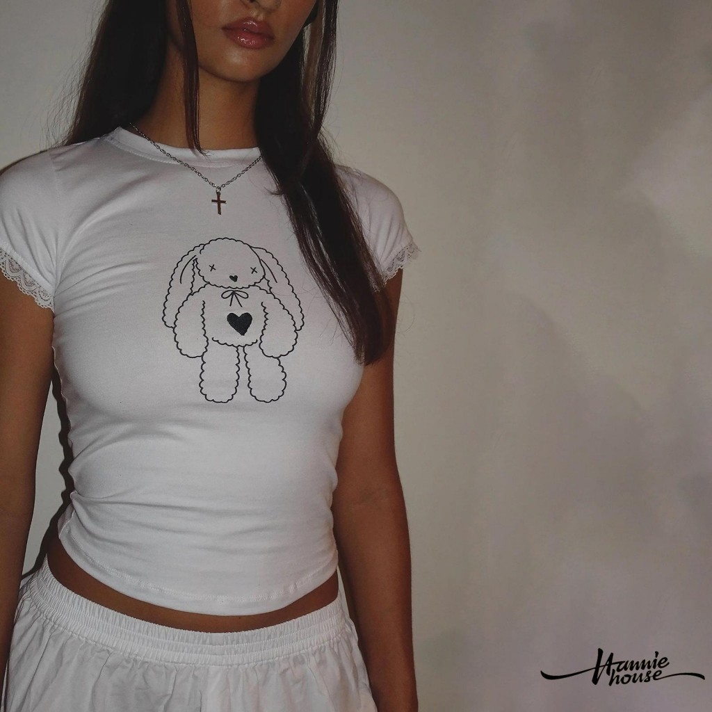 Hannie- เสื้อยืดแขนสั้น คอกลม พิมพ์ลายกระต่าย สีขาว สําหรับผู้หญิง