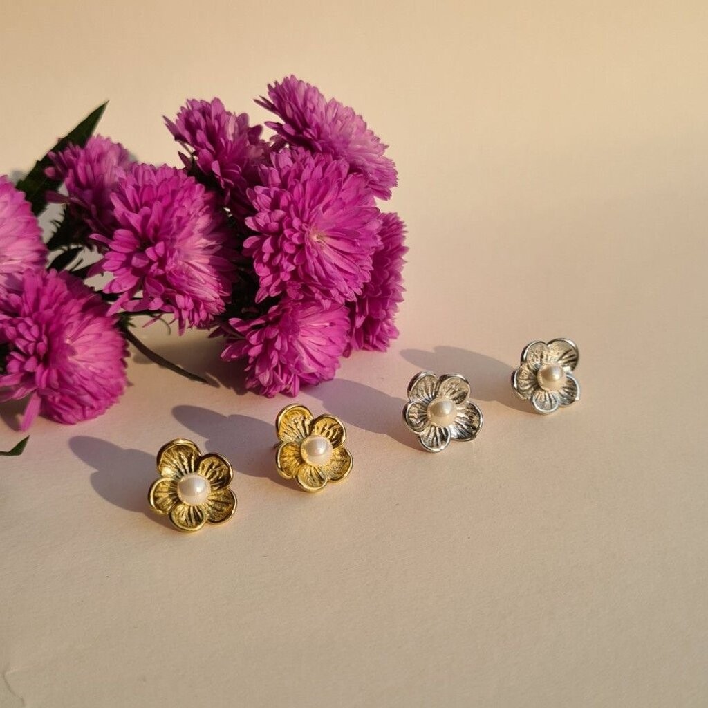 (WELRY.acc) พร้อมส่ง ต่างหูรูปดอกไม้ มุก รุ่น Violet