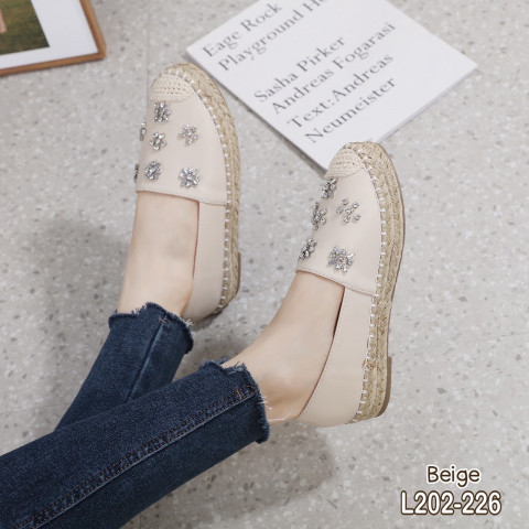 ขนาดใหญ่/เท้าปกติลด1size(เท้าอวบบานสั่งตรงไซส์)/ รองเท้าหุ้มส้นหนังpuแต่งอะไหล่เพร เสริมพื้น1 นิ้ว มีกล่อง l202-226