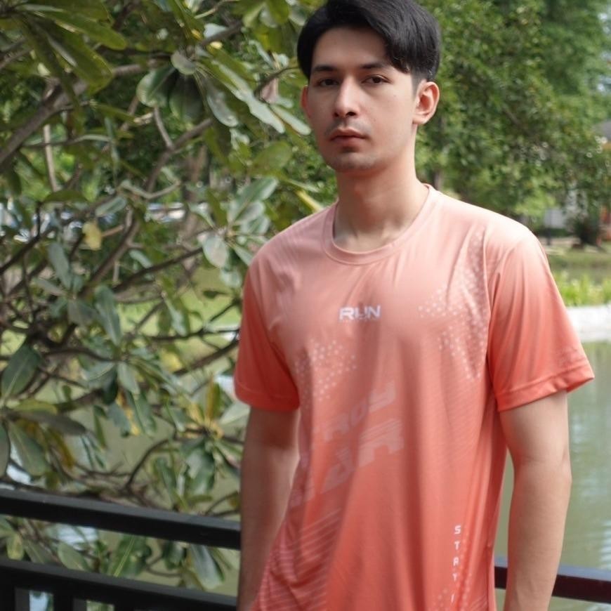 เสื้อกีฬาผู้ชาย (ผ้าเย็น) ใส่ออกกำลังกาย/วิ่ง/เตะบอล ผ้าไมโครเรียบเบาสบายระบายอากาศดีแห้งไว พิมพ์ลายทั้งตัว - รูปที่ 2