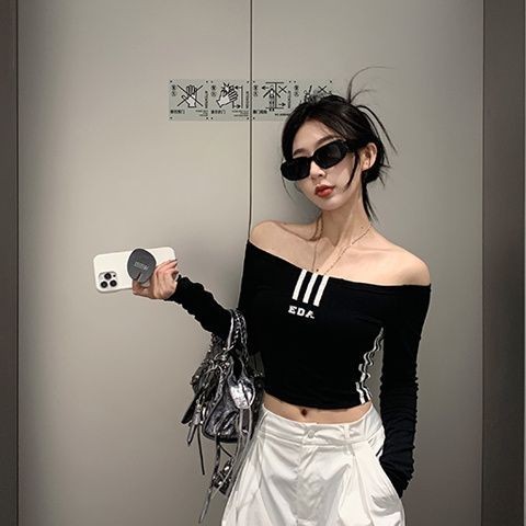 เสื้อยืดแขนยาว เกาะอกเซ็กซี่ พิมพ์ลายตัวอักษร สําหรับผู้หญิง เสื้อเปิดไหล่ข้างเดียว สไตล์อเมริกัน MYHV