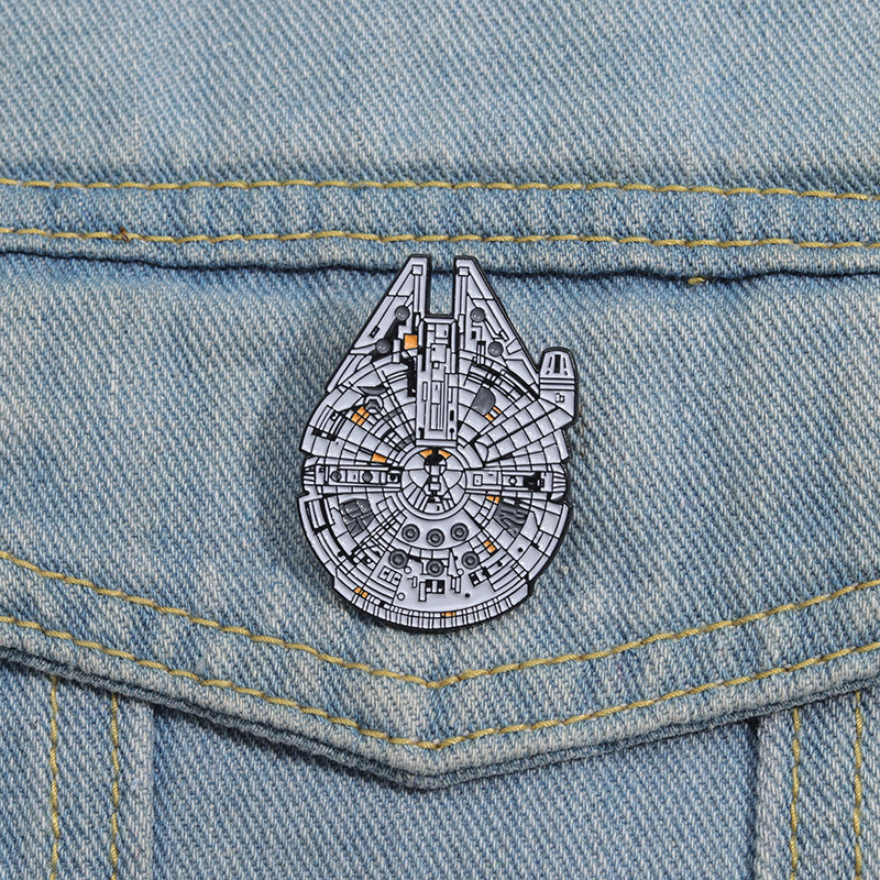 เข็มกลัด โลหะผสม รูป Star Wars Millennium Falcon Spaceship เครื่องประดับ สําหรับของขวัญ