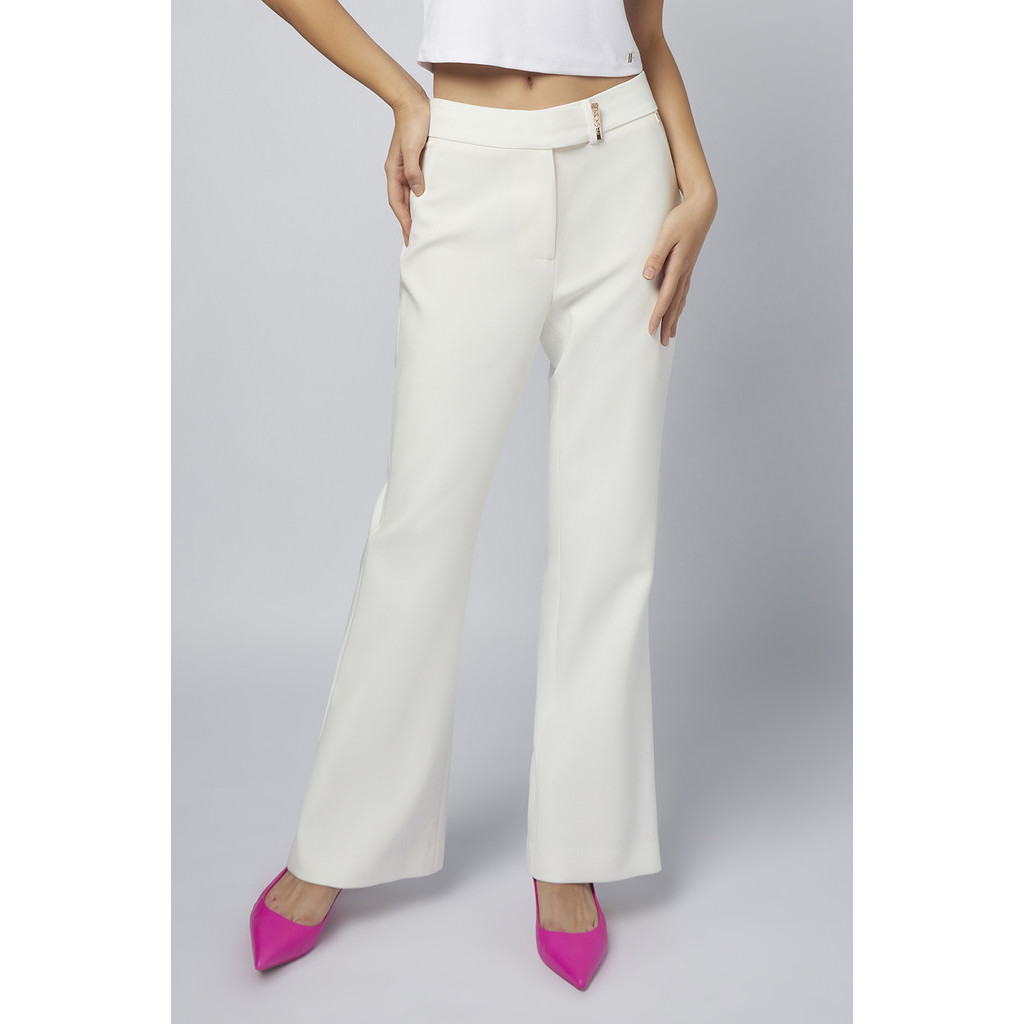 f.fashion กางเกงทรงขาบานแต่งโลโก้ ผู้หญิง สีขาว | Fit and Flare Long Trousers with Logo Clip Detail | 06229