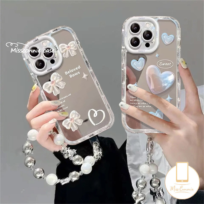 Sparkle Loving Heart Romance Pearl Bowknot Casing สําหรับ IPhone 11 16 15 14 13 12 Pro Max 7Plus XR XS Max X 15 7 8 Plus English Tag Make Up Mirror Puff Luxury สร้อยข้อมือกรณี