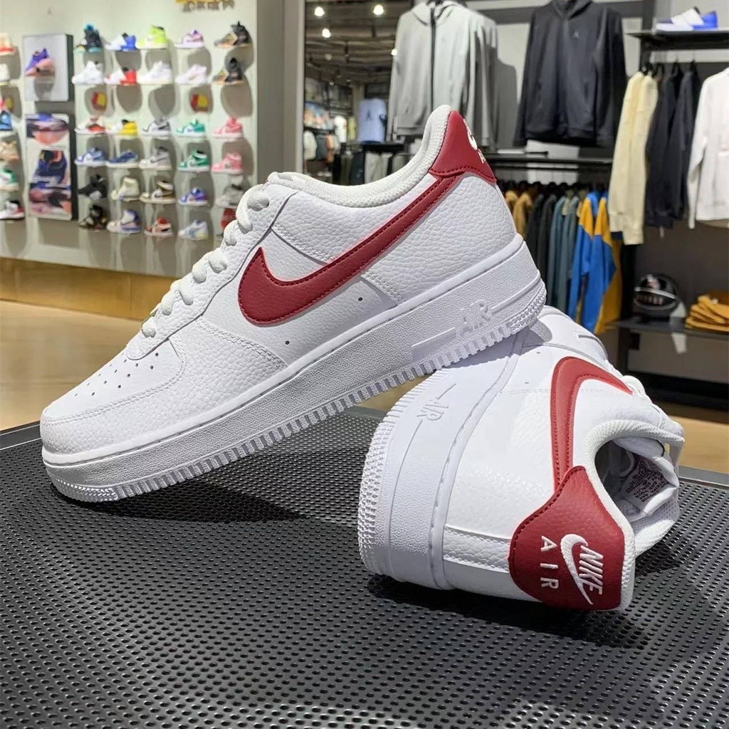 Nike รองเท้าผู้ชาย Air Force 1 สีขาวและสีแดง AF1 รองเท้าผ้าใบลำลองต่ำ CZ0326-100