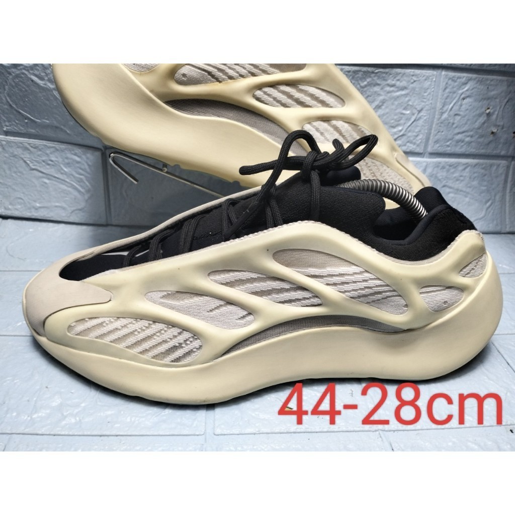 Adidas รองเท้าผ้าใบมือสอง adidas yeezy boost 700 v3 ชาย size 44 -28 cm