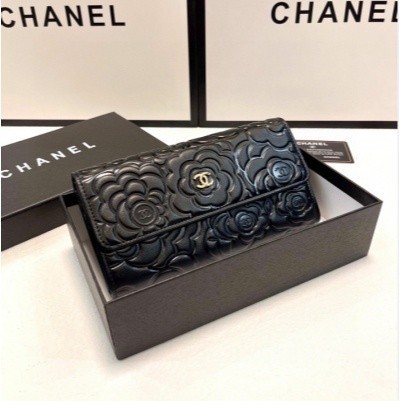 [กล่องของขวัญ] 2024 กระเป๋าสตรีอินเทรนด์ฝรั่งเศส Chanel กระเป๋าสตางค์ลายนูนหนังวัวคุณภาพสูง Bi-Fold Snap Long Clip Luxury Ladies Clutch