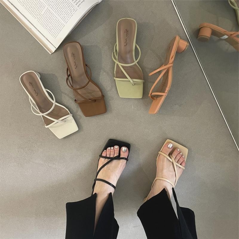 Xyj Boutique ส้นหนา Flip-Toe รองเท้าแตะฝรั่งเศส รองเท้าแตะนางฟ้ากลางส้น ฤดูร้อน ins รองเท้าแตะอินเทรนด์