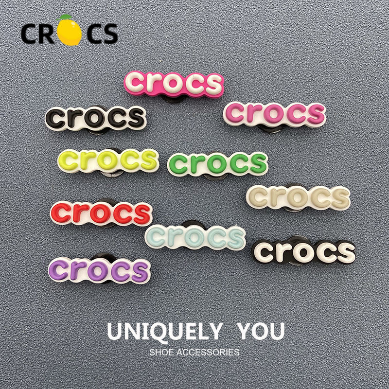 ใหม่ crocs crocs รองเท้ารองเท้าชายหาดรองเท้าดอกไม้ diy Carlo Chi Chi Chi Chixing รองเท้าตกแต่งด้านบนหลายสีโลโก้ภาษาอังกฤษ