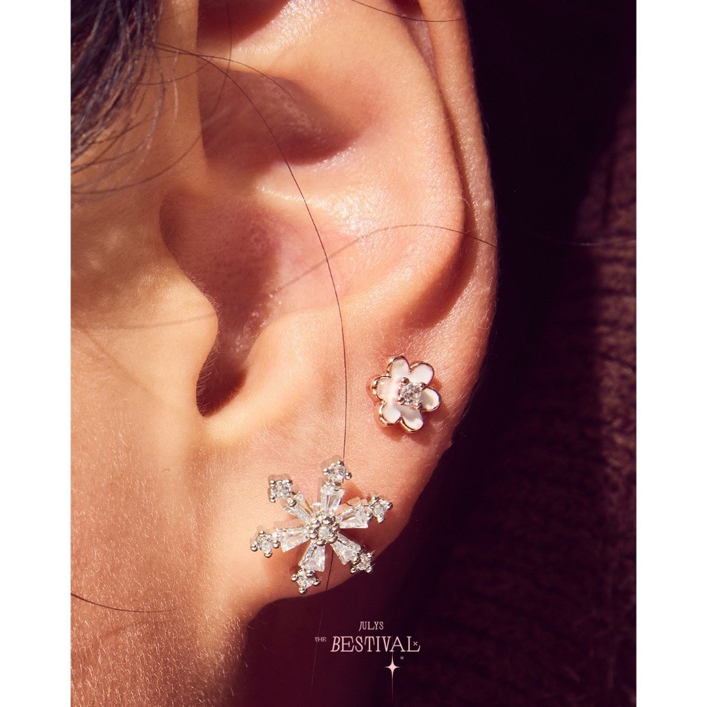 ต่างหูเงิน Julys - acrylic daisy stud earrings