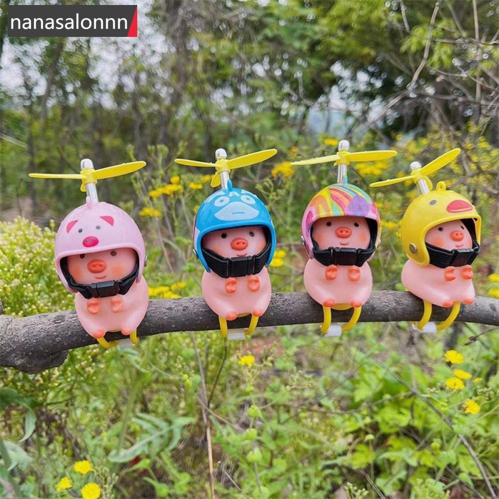 Nanasn| ของตกแต่งรถยนต์ รูปหมูน้อยน่ารัก สีชมพู พร้อมหมวกกันน็อค ใบพัด กันลม สําหรับตกแต่งรถจักรยาน D6L1