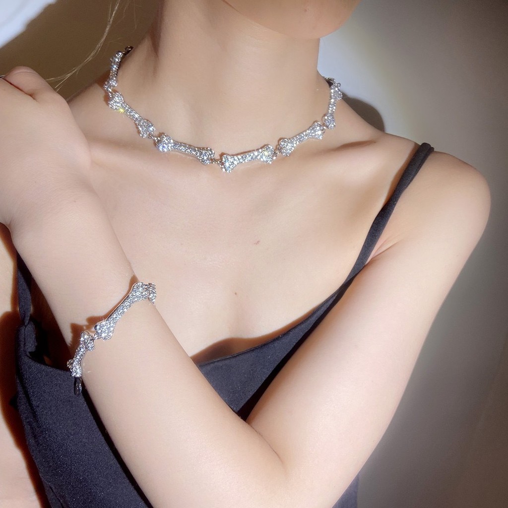 Vivienne Westwood ขายดี สร้อยคอแฟชั่น จี้รูปกระดูก ประดับเพชร สําหรับผู้หญิง