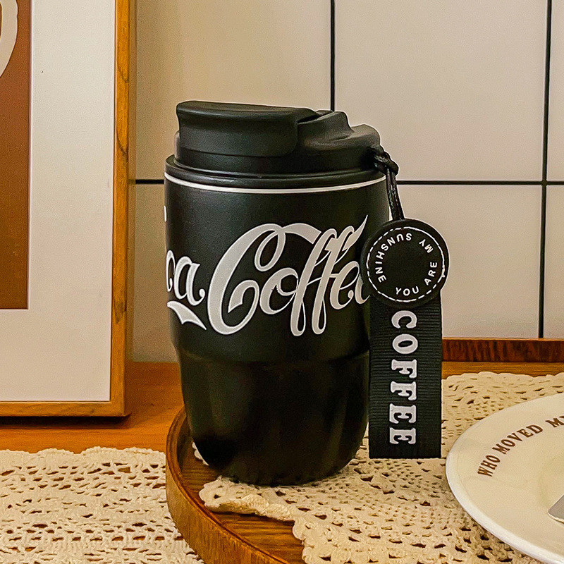 ใหม่ แก้วกาแฟคู่รัก แบบพกพา ลาย Coca-Cola 3.18 สําหรับรถยนต์ ออฟฟิศ