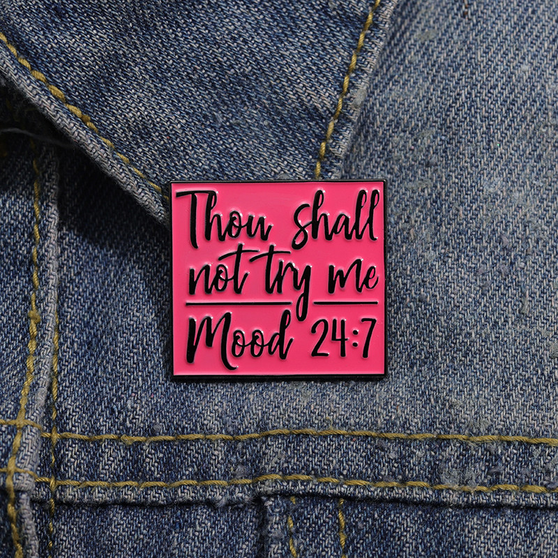 "Thow Shall Not Try Me Mood 24:7" เข็มกลัดเคลือบโลหะ สีแดง เครื่องประดับ สําหรับติดเสื้อผ้า กระเป๋าเป้สะพายหลัง