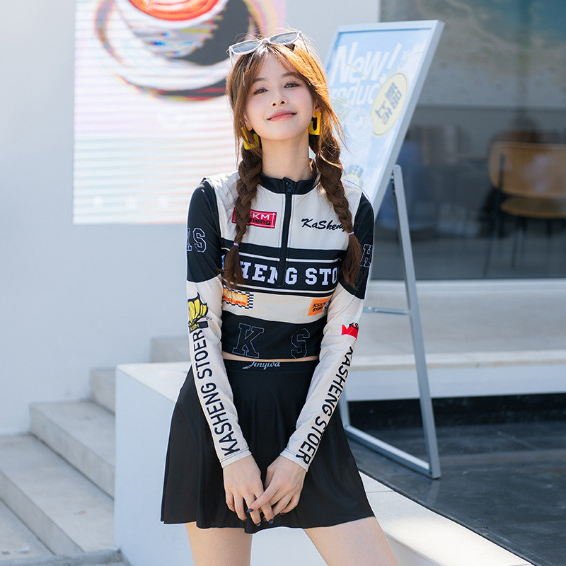 ชุดว่ายน้ำแขนยาวสำหรับผู้หญิง แบบเซตสามชิ้น ออกแบบเพื่อลุคเรียบหรูและลดความอ้วน มีประสิทธิภาพในการป้องกันแสงแดด เหมาะสำหรับสวมใส่ในทะเลหรือนอกชายหาด