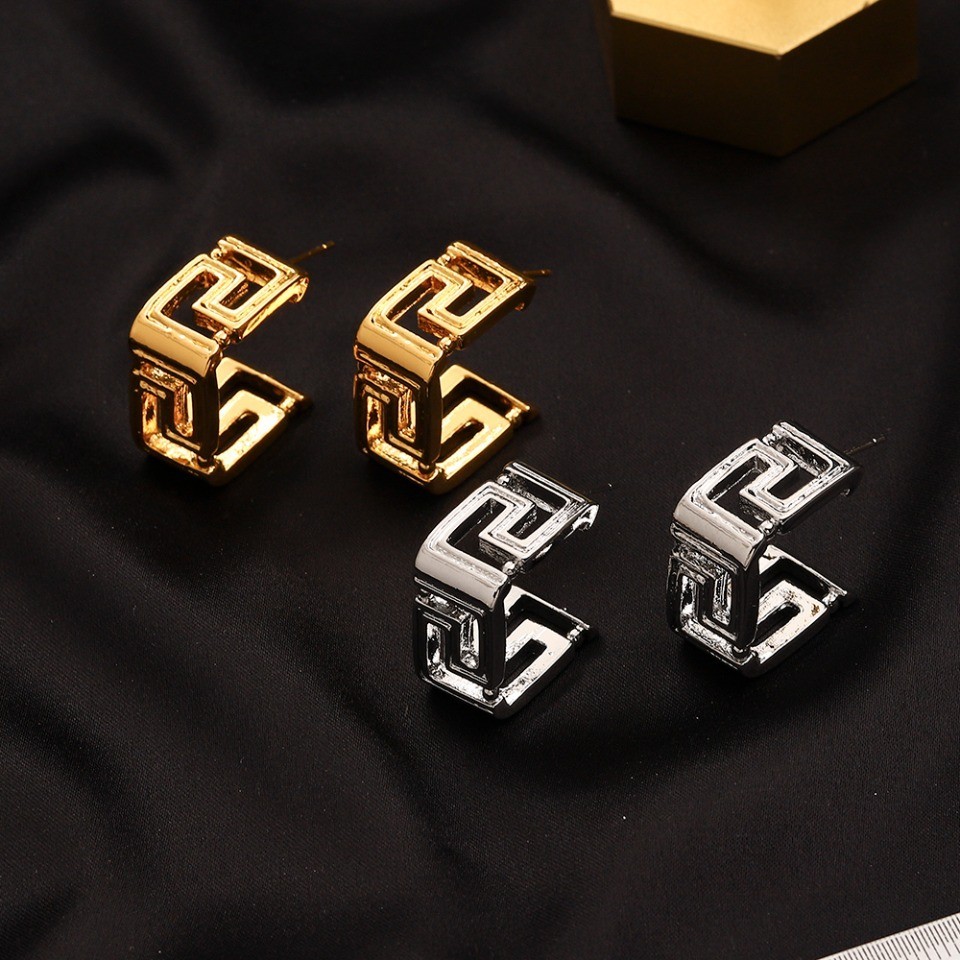 Versace ต่างหูสตั๊ด เหล็กไทเทเนียม โลโก้ตัวอักษร CC คู่ เครื่องประดับแฟชั่น สําหรับผู้หญิง