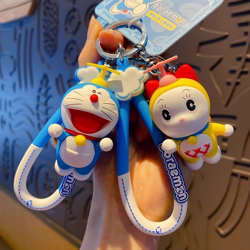 【พร้อมส่ง】พวงกุญแจ /doraemon/keychain โดเรมอนจี้กุญแจรถแมลงปอไม้ไผ่ น่ารัก ผู้มีชื่อเสียงทางอินเทอร์เน็ต สร้างสรรค์ กระเป๋าเป้ จี้โดราเอมอน