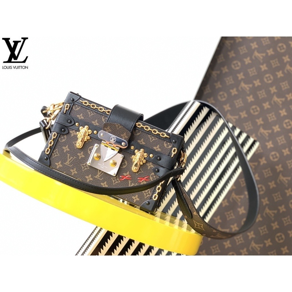 หลุยส์วิตตอง Louis Vuitton กระเป๋าถือ lv รุ่น petite malle m45554
nicolas ghesquière เปิดตัวกระเป๋าสะพาย monogram canba