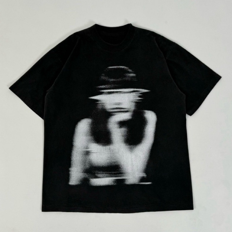 [BOOM Shopee] - เสื้อยืดผู้หญิงฮอต - ลายพิมพ์ภาพลึกลับและมีเสน่ห์ - สไตล์รูปร่างและแฟชั่น