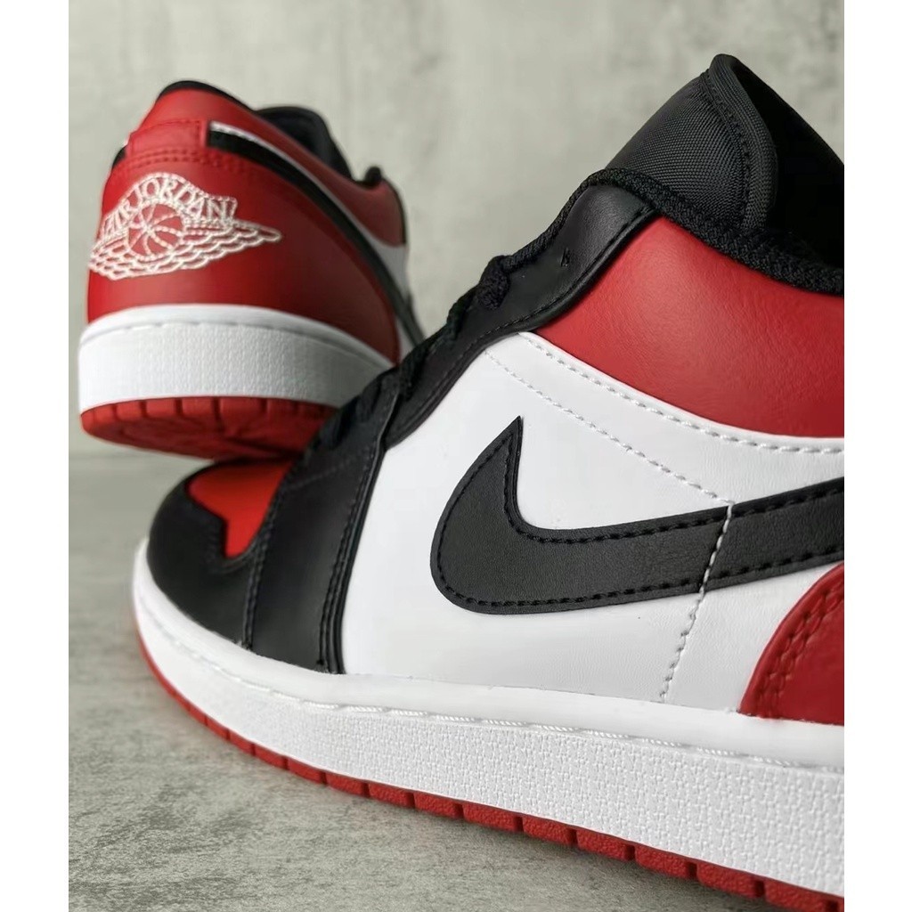 ของแท้ 100% Nike Jordan Air 1 low "bred toe Black Red 553558-612รองเท้าผ้าใบผู้ชาย