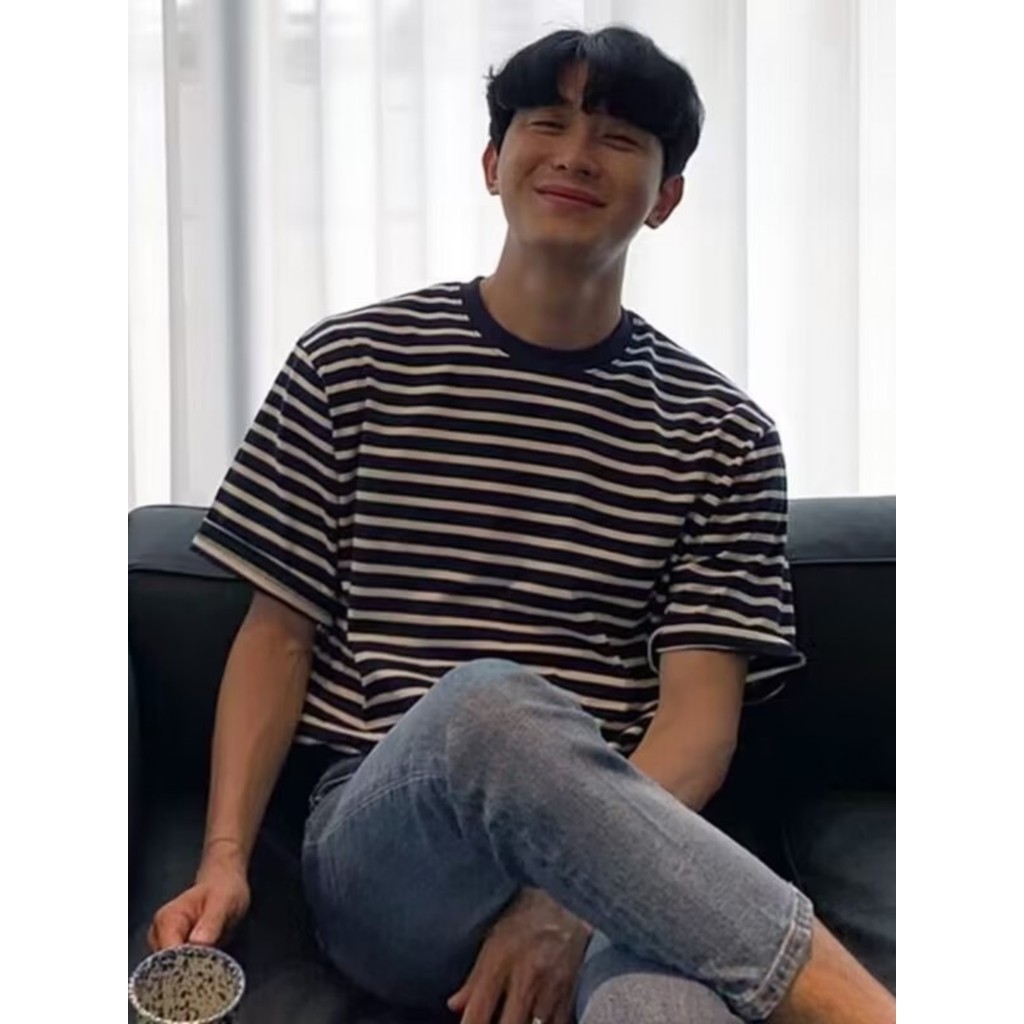 ครึ่งแขนเสื้อยืดผู้ชายฤดูร้อนถนนสวมหลวมสไตล์ฮ่องกงเสื้อผ้าอินสไตล์ฮาราจูกุน้ําแข็งรู้สึกอินเทรนด์ที่เรียบง่ายทุกการแข่งขันกลางแข