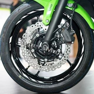 KAWASAKI สําหรับkawasaki Ninja 300 400 500 600 z 650 rs z 400 klx 300sm 230sm Er6n zx-4R zx-6rรถจักรยานยนต์ล้อสะท้อนแสง17 "R Stripeเทปรูปลอกอุปกรณ์เสริมกันน้ํา