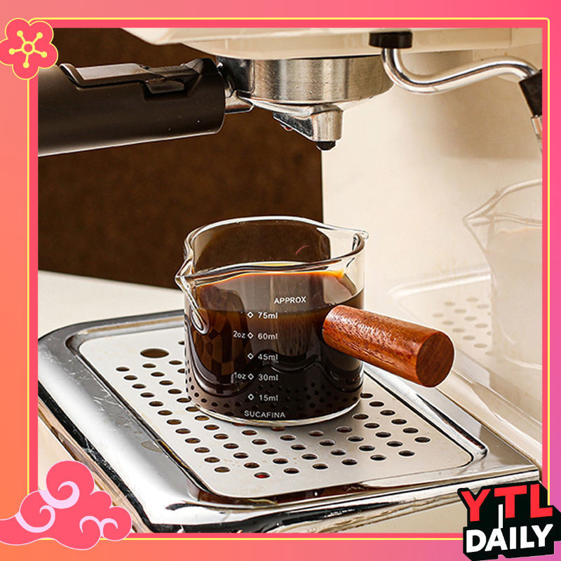ถ้วยสำหรับใส่กาแฟ ด้ามจับไม้ ใช้กับเครื่องชงกาแฟ สามารถใส่นม น้ำผึ้ง หรือไซรัปเพื่อตวงกาแฟได้