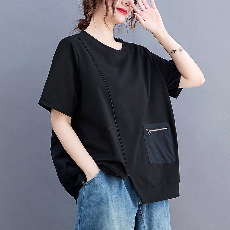 95KGสวมใส่ได้ขนาดบวกเสื้อยืดสไตล์เกาหลีสีทึบกระเป๋าซิปเย็บปะติดปะต่อกัน Hem ผิดปกติแยกส้อมแขนสั้นหลวมTop เสื้อดำ