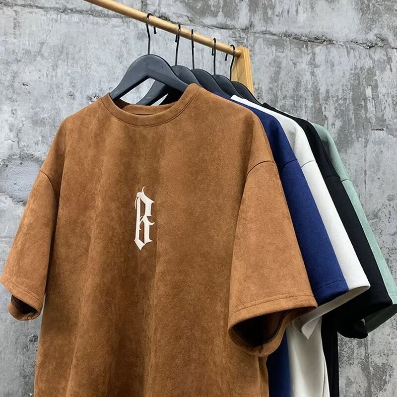 เสื้อยืดแขนสั้นลําลอง หนังกลับ พิมพ์ลาย ทรงหลวม เข้ากับทุกการแต่งกาย แฟชั่นฤดูร้อน สไตล์อเมริกัน สําหรับผู้ชาย