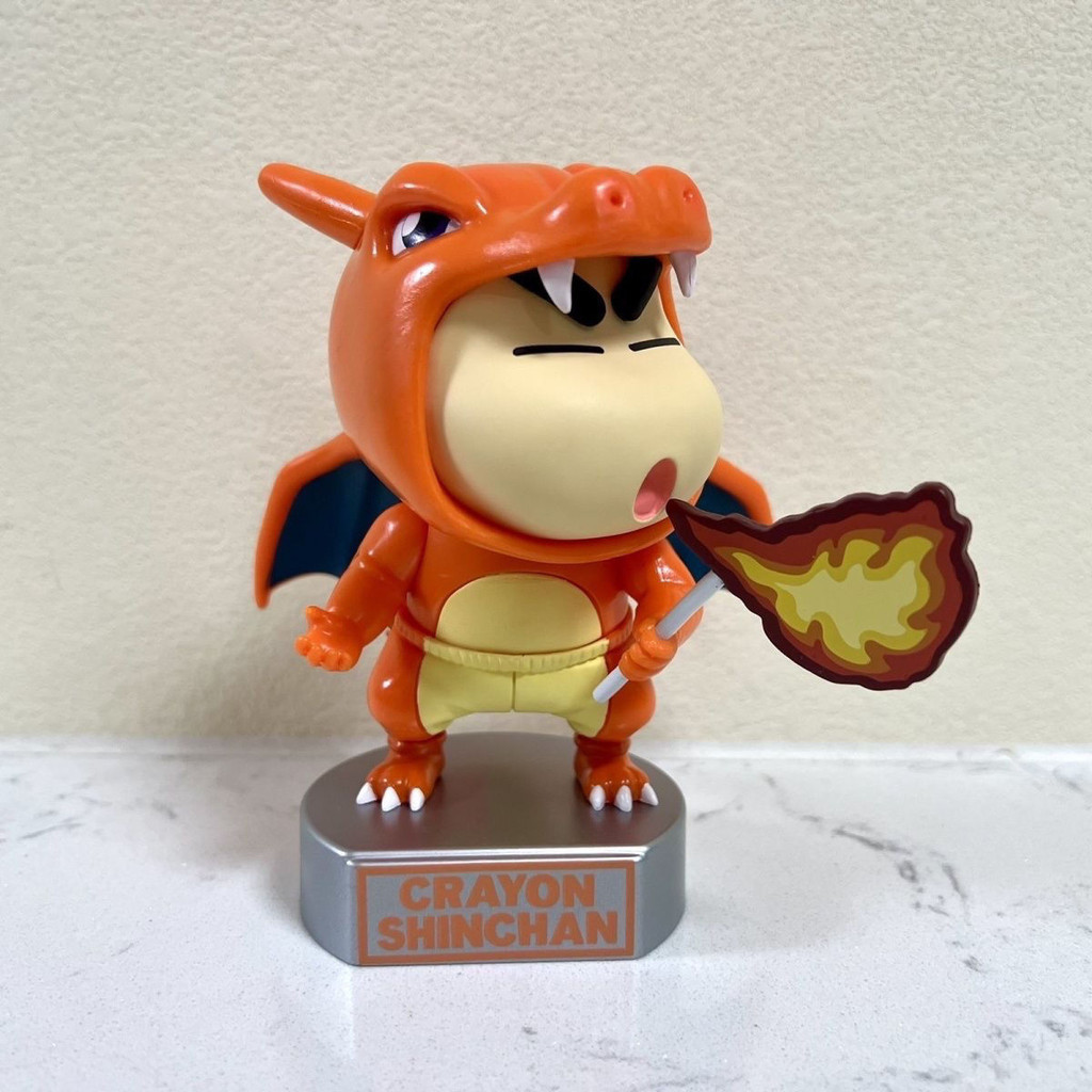 Crayon Shin-Chan Pokémon Series cos Charizard มังกรพ่นไฟน่ารักการ์ตูนตุ๊กตาเดสก์ท็อป