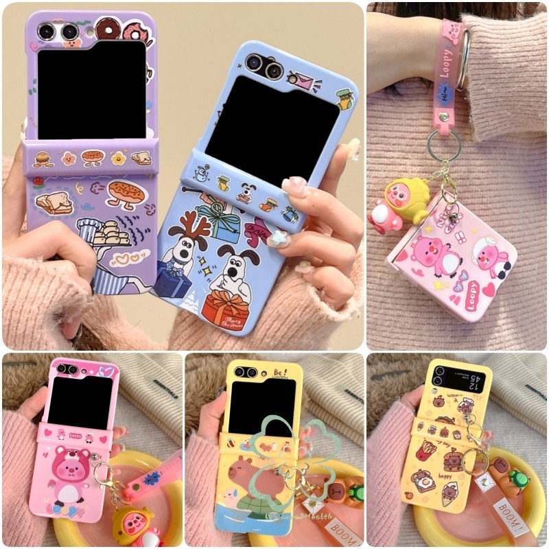 เคสจี้ลายการ์ตูนสีลูกกวาดครอบคลุม Samsung Galaxy Z Flip 6 Z Flip 5 Z Flip 4 Z Flip 3 เคสป้องกันบานพับพร้อมสายรัดข้อมือฮาร์ดพีซีกันกระแทกเปลือกโทรศัพท์มือถือ