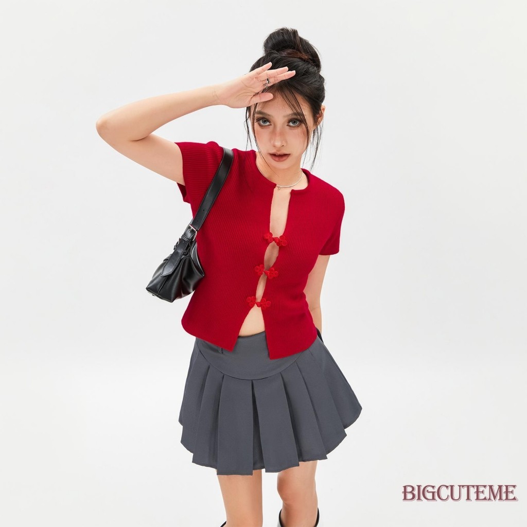 []- เสื้อยืดแขนสั้นลําลอง คอวี เปิดด้านหน้า แต่งหัวเข็มขัด สีแดง สีดํา สําหรับผู้หญิง