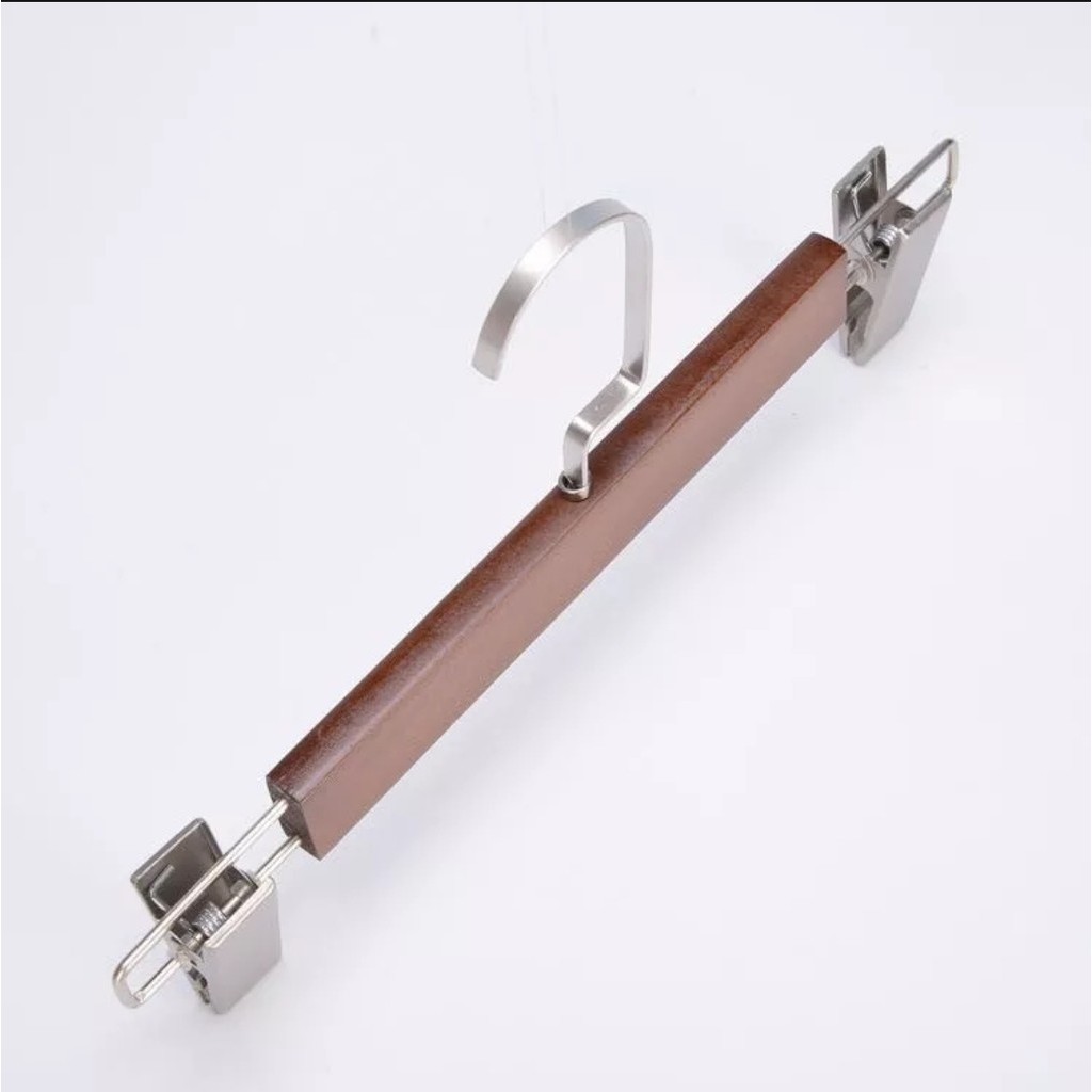 ไม้แขวนหนีบกางเกงผู้ใหญ่ ไม้เนื้อแข็งสีเข้มสวยงาม ตะขอแบ็น10cmหมุนได้ สามารถเลื่อน ไซส์ ได้22cm-32cm ขนาดของไม้หนีบ32cm - รูปที่ 3