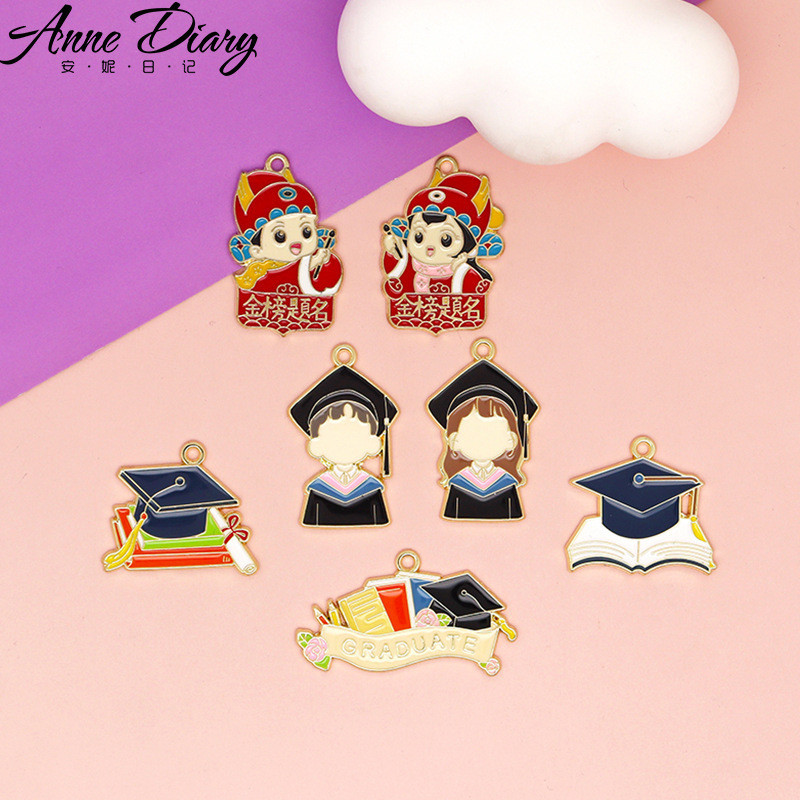 2 ชิ้น/ล็อต Graduation Season Trencher หมวกโลหะผสมเคลือบจี้อุปกรณ์เสริม Charms สําหรับผู้หญิง, Key Chain/ต่างหู/สร้อยคอจี้ Handmade DIY เครื่องประดับ 155