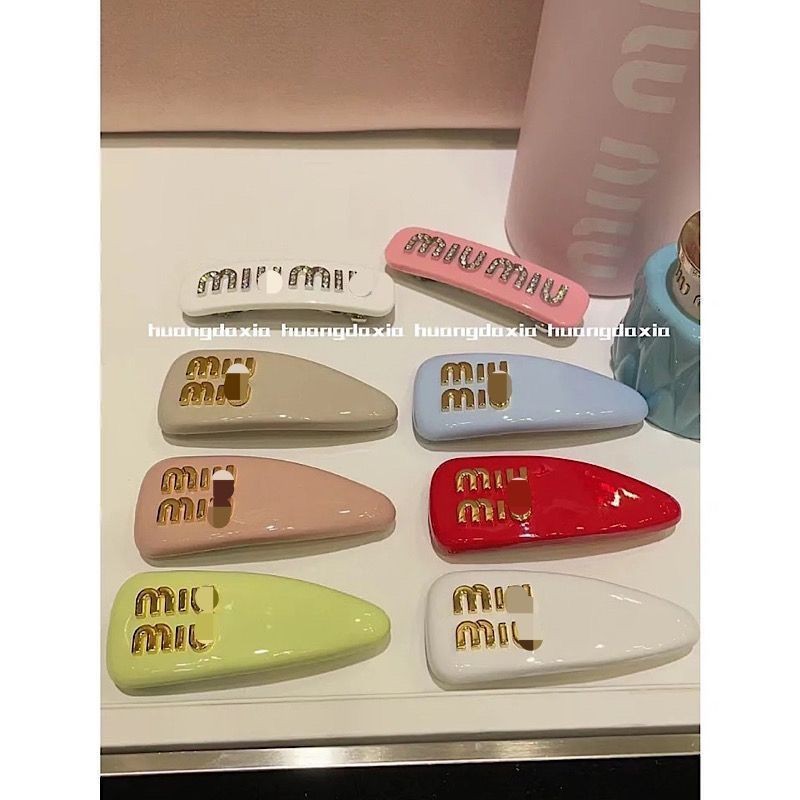 Miu Miu กิ๊บติดผมสไตล์เดียวกัน Morandi หนังสีคลิปขนมปังคลิปฤดูใบไม้ผลิคลิป Bangs คลิปสาวคลิปด้านข้าง Miu เครื่องประดับผม