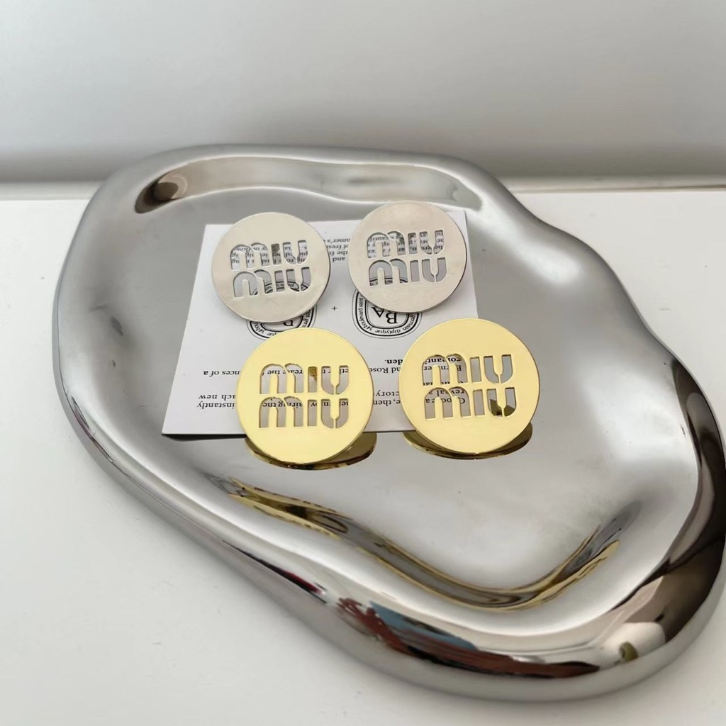 Miu Miu ขนาดใหญ ่ รุ ่ นต ่ างหูรอบทองและเงินตัวอักษร Hollow Retro ภาษาฝรั ่ งเศสคํา High-end ต ่ างหูผู ้ หญิงญี ่ ปุ ่ นและ