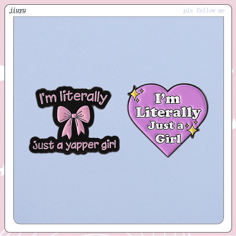 Im ตามตัวอักษร Just A Yapper Girl Enamel Pins เข็มกลัดการ์ตูนสีชมพู Bow Badge เข็มกลัดเครื่องประดับอ
