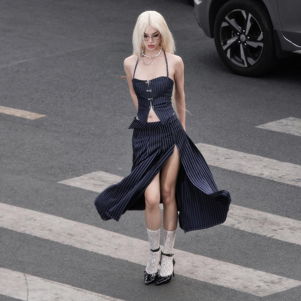 TATICHU - Sizzle Striped Split Thigh Skirt - กระโปรงลายมิดิจับจีบผ่าต้นขา
