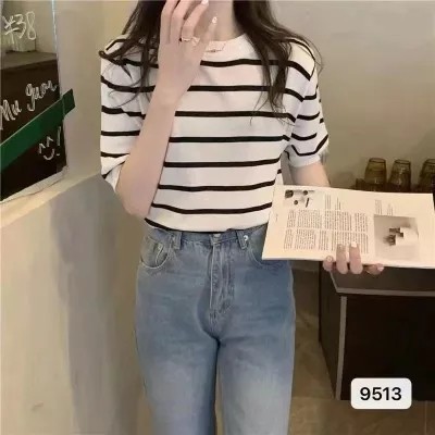 เสื้อสเวตเตอร์แขนสั้นลายทางคอกลมสีตัดกันสำหรับผู้หญิงเสื้อตัวสั้นทรงเข้ารูปแบบใหม่ฤดูร้อนแบบใหม่หวาน