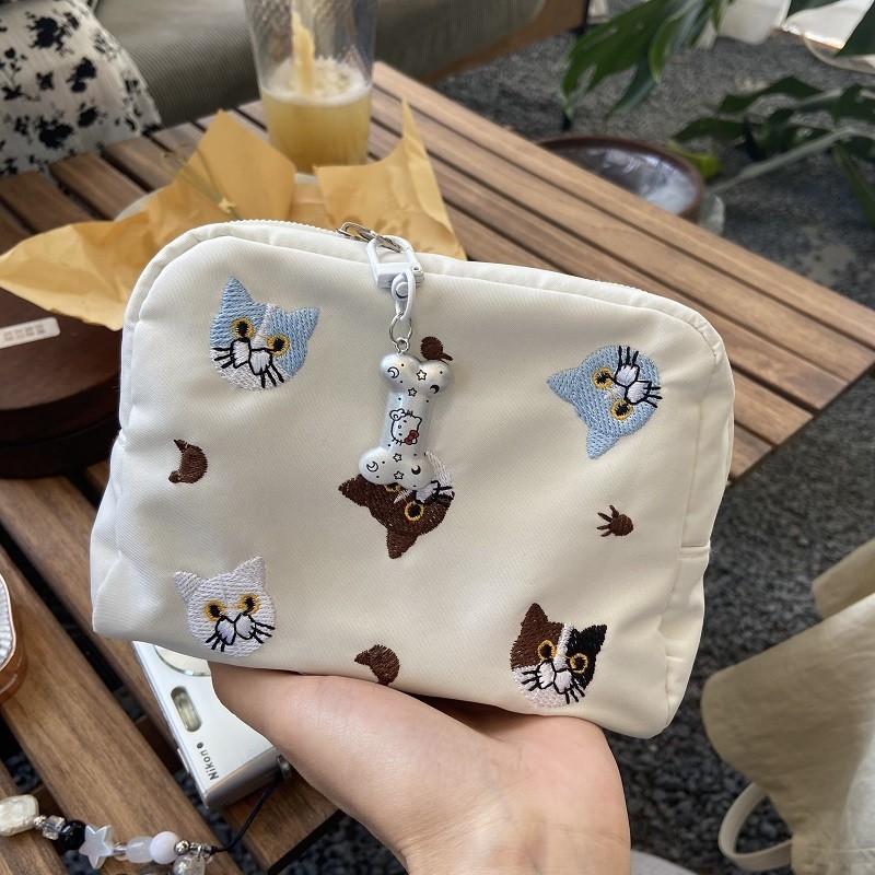 กระเป๋าแต่งหน้าปักลายแมวน่ารัก กระเป๋าเก็บของสวยงาม กระเป๋าประจำเดือน กระเป๋าใส่ลิปสติกแบบถือ กระเป๋าเดินทาง สินค้าเฉพาะจุด