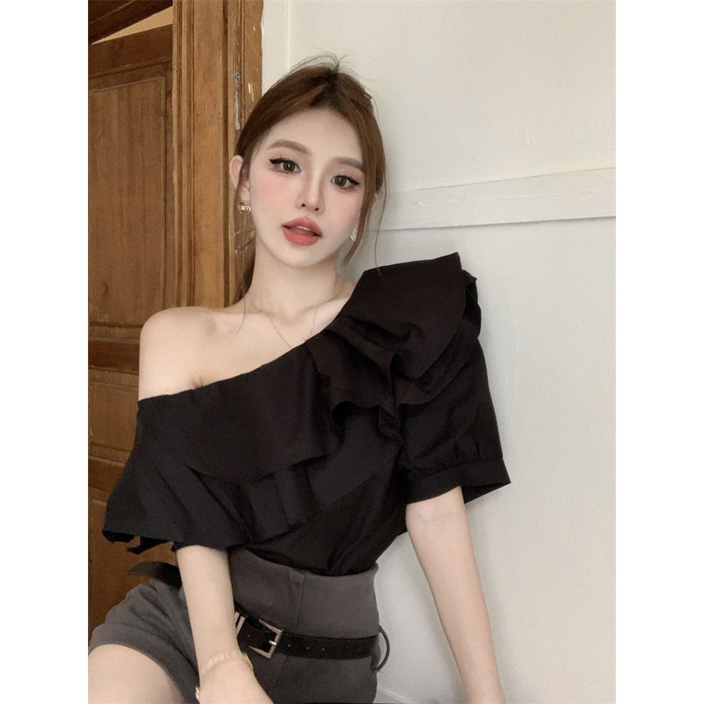 2023 เสื้อเชิ้ตแขนสั้นสีดําน่าระทึกใจสไตล์ฝรั่งเศสสไตล์ใหม่การออกแบบปิดไหล่รู้สึกซอกอารมณ์เก๋ไม่ซ้ําใคร
