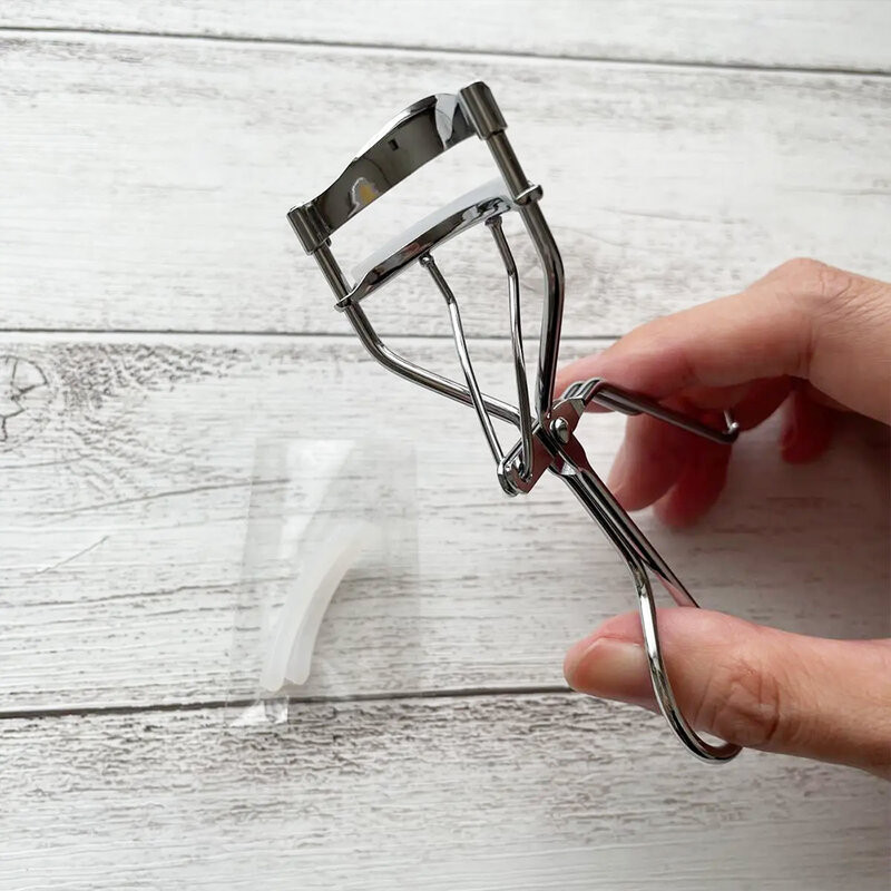 Rosy Rosa Eyelash Curler 1pc ที่ดัดขนตา ให้ขนตาโค้งงอนเป็นธรรมชาติ. ราคา ถูกที่สุด ดีลบีเคเค แกลเลอรีภาพที่ 3