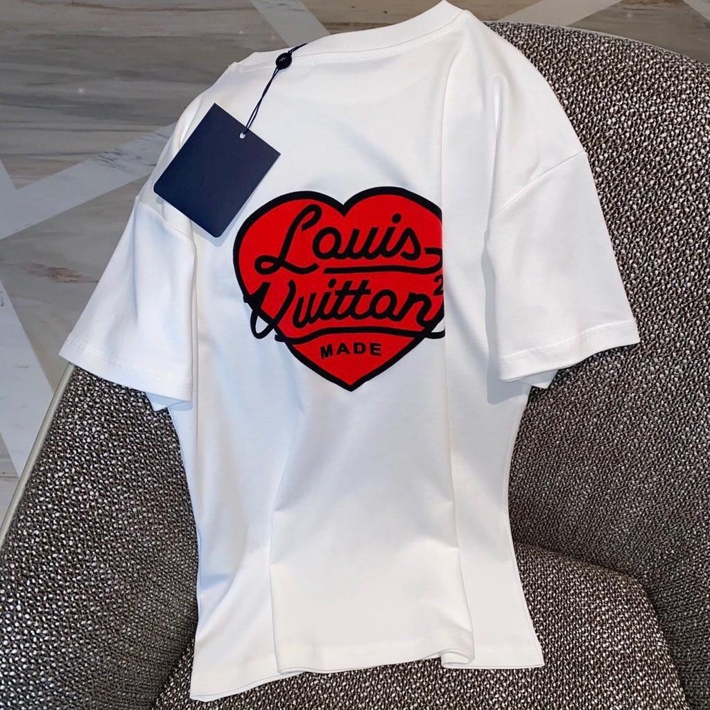 [🎁2024 ]ใหม่ เสื้อยืดแขนสั้น คอปก พิมพ์ลาย L1V ขนาดใหญ่ แฟชั่นคู่รัก สําหรับผู้ชาย และผู้หญิงS-5XL