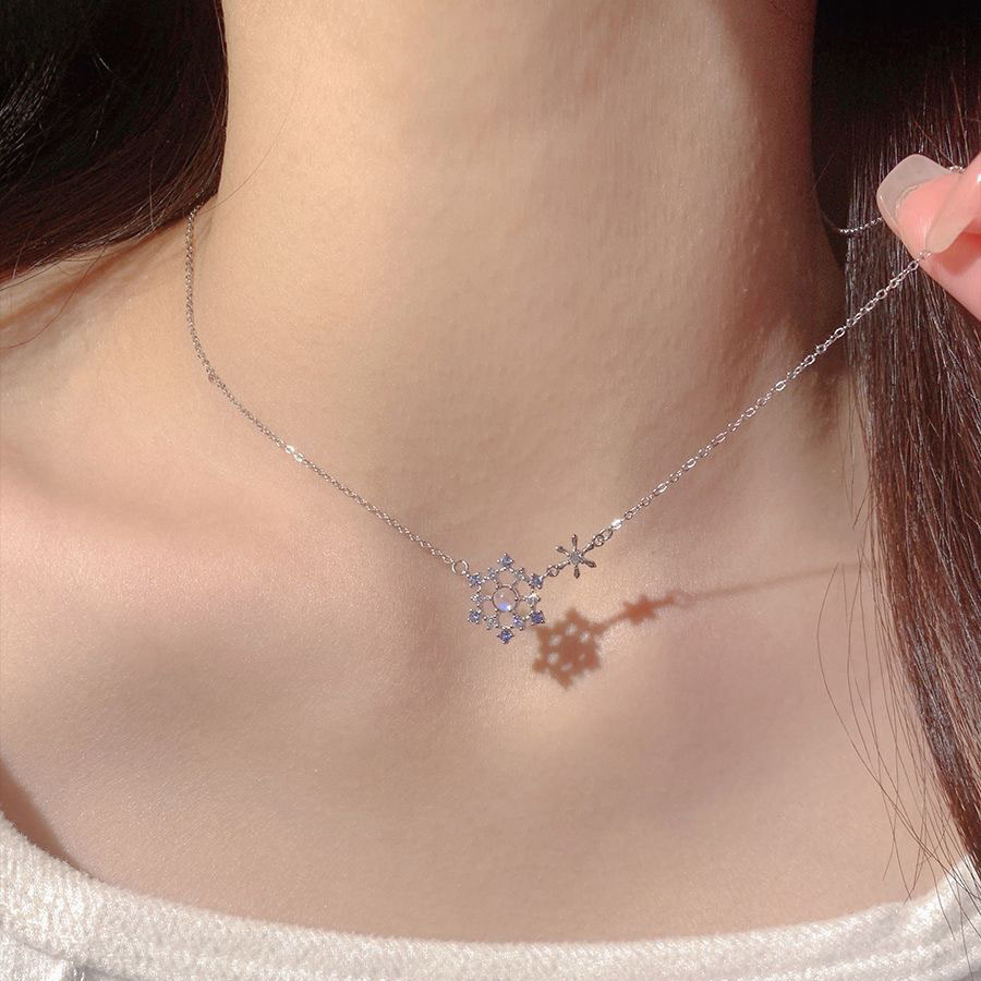 สร้อยคอโซ่ จี้เกล็ดหิมะ ประดับหินมูนสโตน ระดับไฮเอนด์ แฟชั่นใหม่ สําหรับผู้หญิง 2024