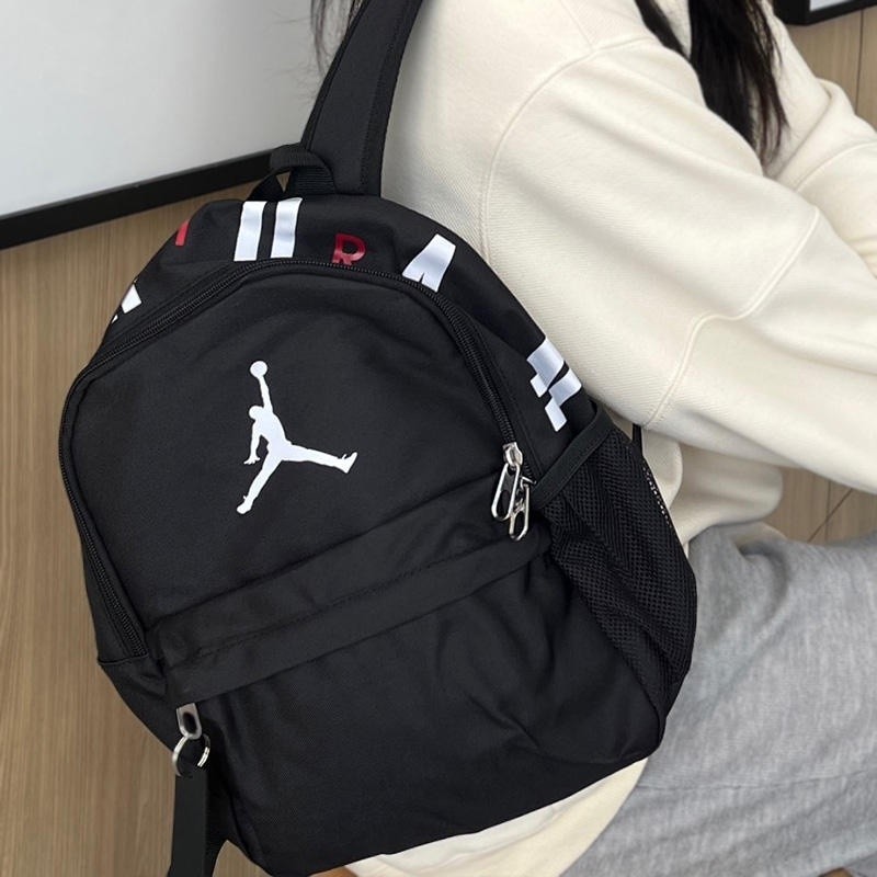 Jordan Nike Jordan AIR กระเป๋าเป้สะพายหลังนักเรียนอนุบาลกระเป๋านักเรียนขนาดเล็กกีฬากระเป๋าเป้สะพายห