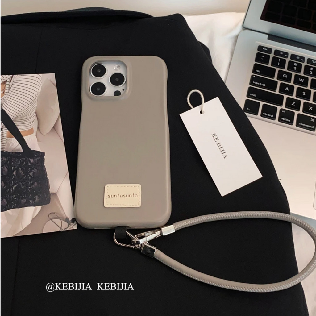 เคสโทรศัพท์มือถือหนังแข็ง กันกระแทก ป้องกันกล้อง ปิดด้านหลัง ลายฉลากภาษาอังกฤษ พร้อมสายสลิง สีพื้น สําหรับ iPhone15 Pro Max 14 13 12 11 Pro Max